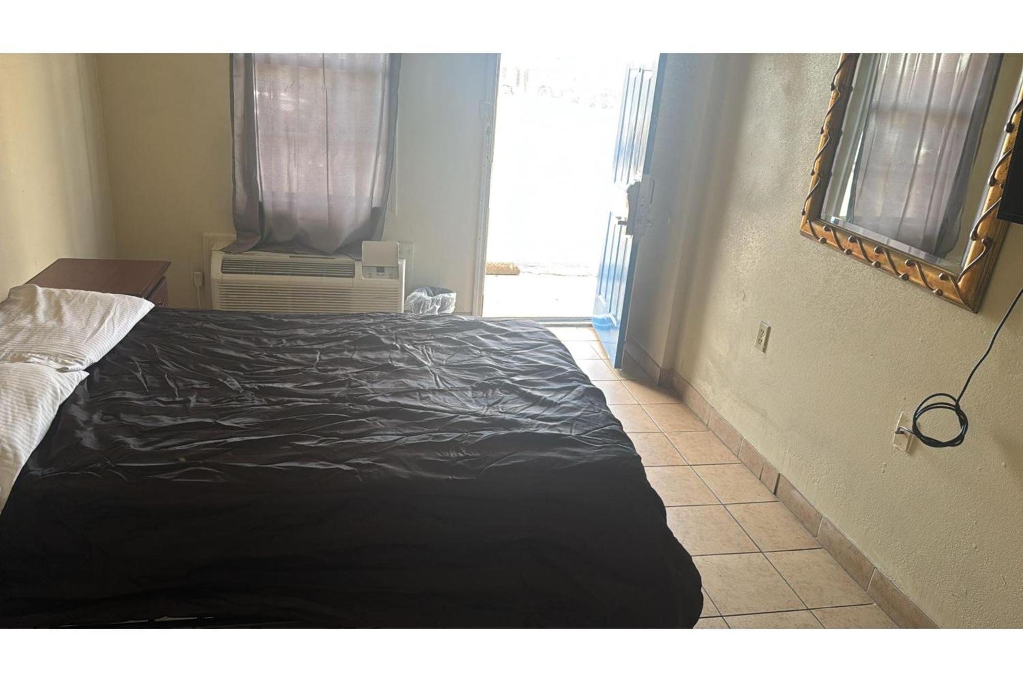 Cole Manor By Oyo Field Market Center Motel 2*
