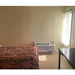 Cole Manor Motel By Oyo Love Field Market Center
