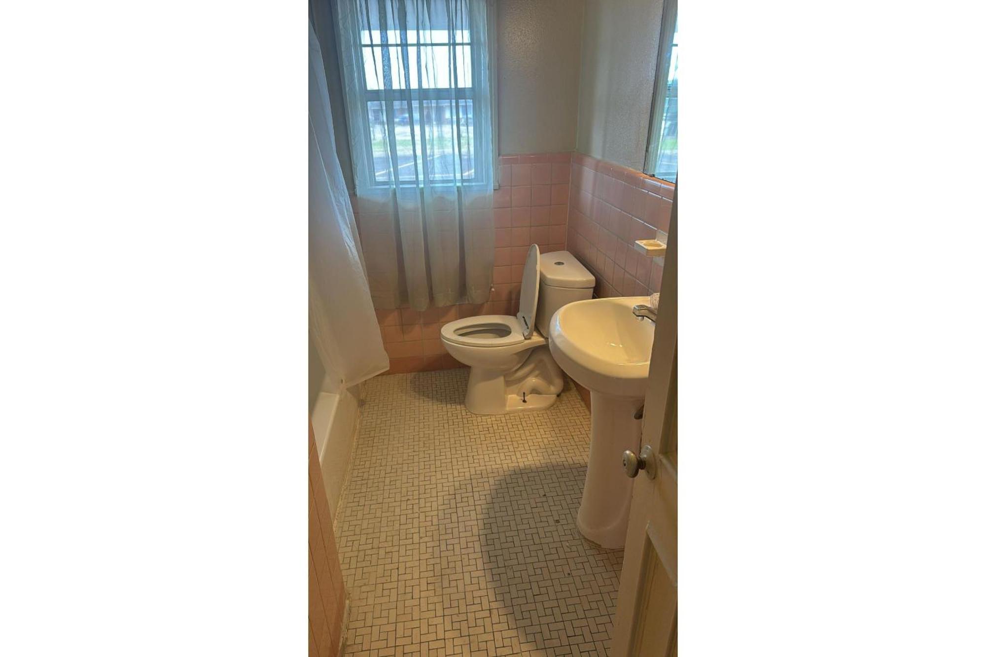 Cole Manor By Oyo Field Market Center Motel 2*